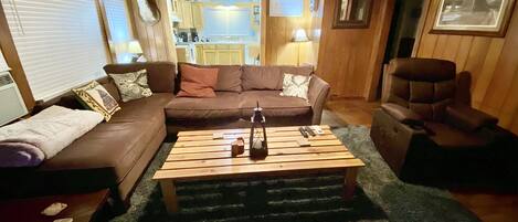 Télévision, cheminée, livres