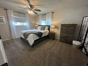 4 bedrooms, desk, iron/ironing board, free WiFi - 15th St VRBO - 4bd, 2ba only 1mi to Downtown (Coeur d'Alene)