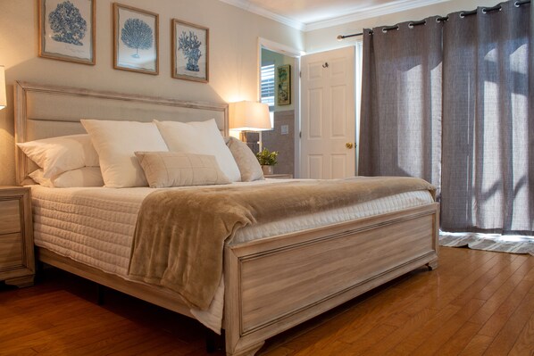 4 bedrooms, desk, iron/ironing board, free WiFi - Quiet home with Salt Water Heated Pool, next to Largo Golf Course & IRB! (Largo)