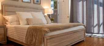 Quiet home with Salt Water Heated Pool, next to Largo Golf Course & IRB!