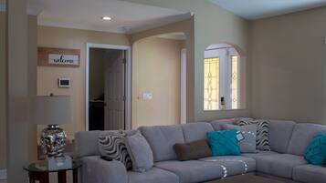 Smart-TV, Kamin, Arbeitsbereiche