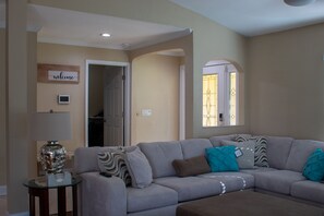 Smart TV, fireplace, offices - Quiet home with Salt Water Heated Pool, next to Largo Golf Course & IRB! (Largo)