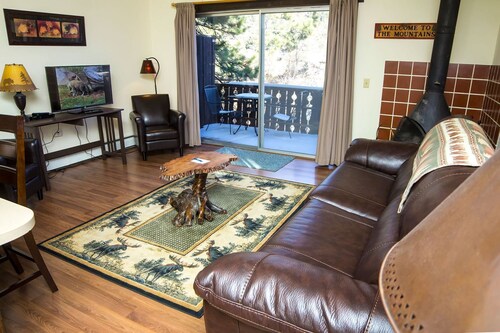One bedroom condo, walking distance to Estes Park, river view from deck.