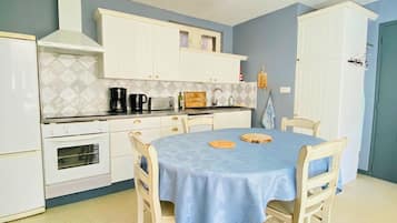 Een koelkast, een microgolfoven, een oven, een kookplaat