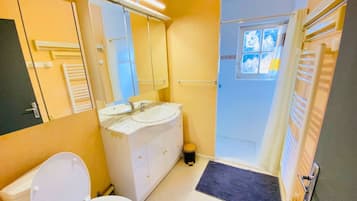 Een douche, een haardroger, handdoeken, zeep