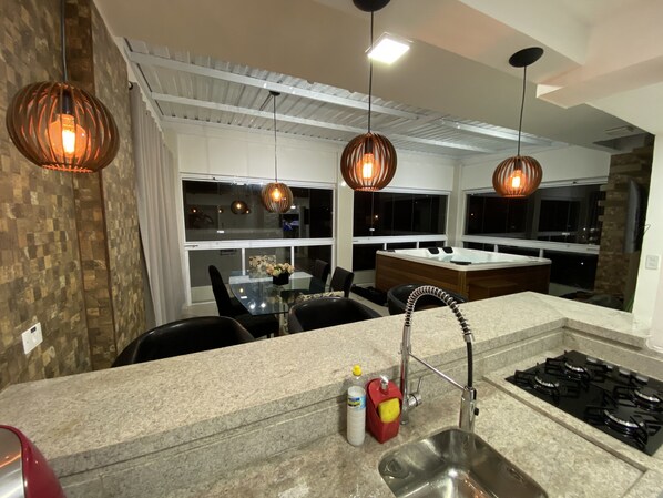 Kylskåp, mikrovågsugn, spishäll och kaffe- och tebryggare