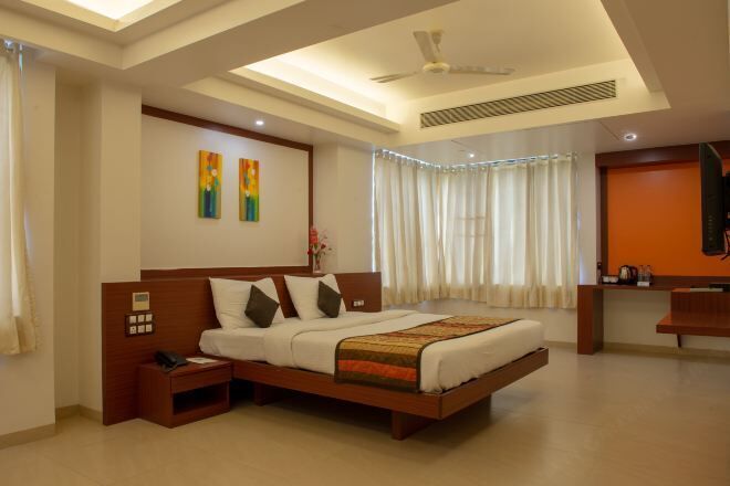 Skrivebord, skrivebord for bærbar PC og wi-fi (inkludert)