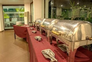 Déjeuner, dîner et souper servis sur place
