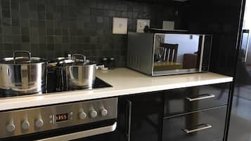 Refrigerador, microondas, horno y parrilla de estufa