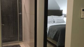 2 habitaciones, tabla de planchar con plancha, wifi y ropa de cama