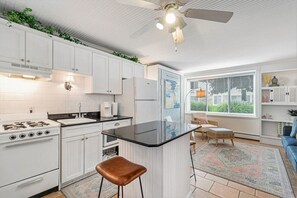 Een koelkast, een microgolfoven, een oven, een kookplaat