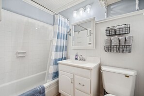 Een haardroger, handdoeken