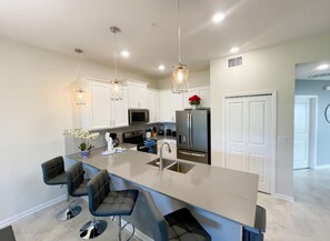 Townhome, 2 Bedrooms, Golf View | Private kitchen