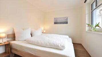 6 bedrooms, travel crib, WiFi, bed sheets