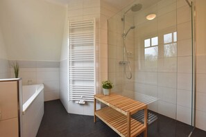 Dusche, Handtücher, Toilettenpapier