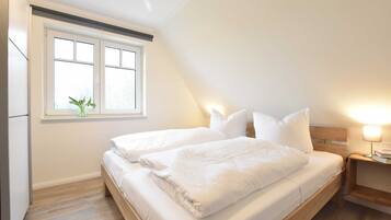 6 bedrooms, travel crib, WiFi, bed sheets