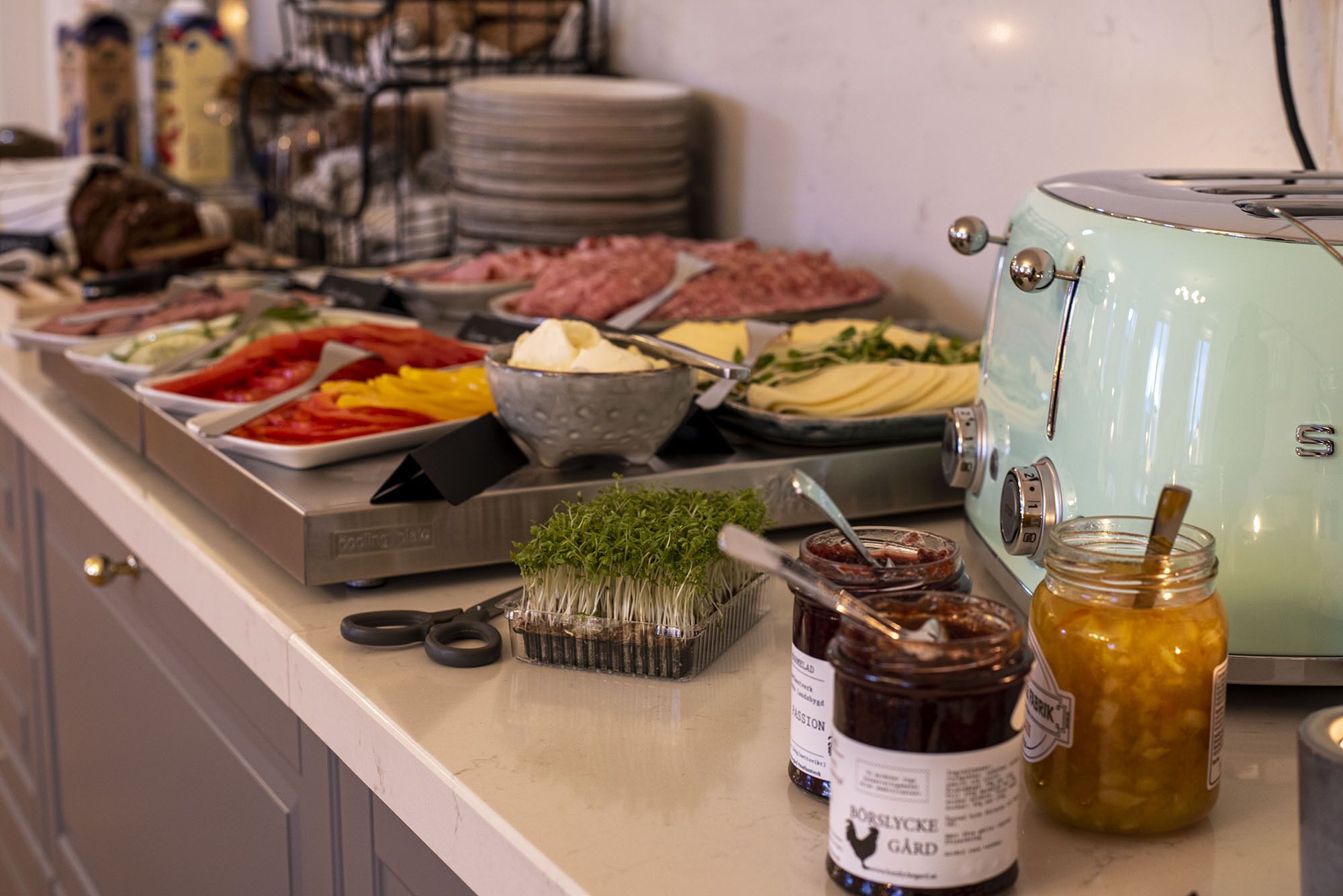 Un buffet con diversi cibi e condimenti.