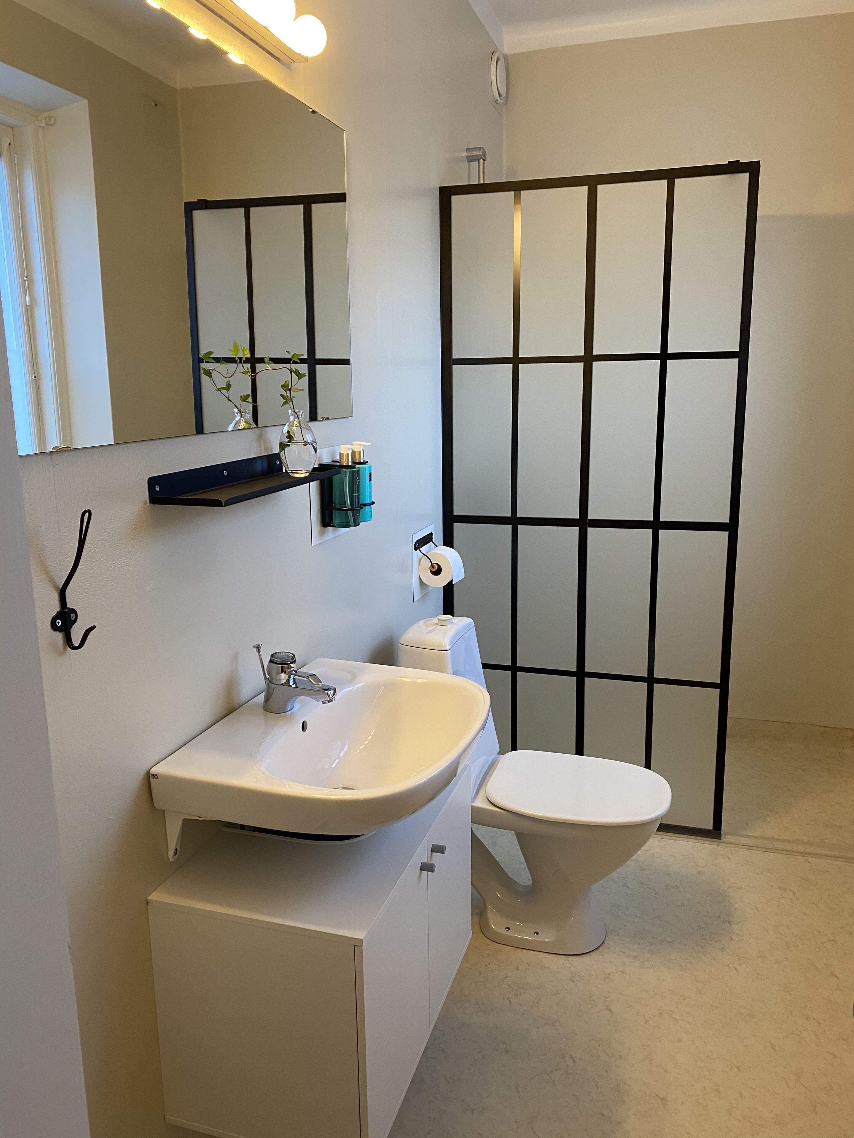 standard single room, private bathroom | bathroom | shower, hair dryer, towels