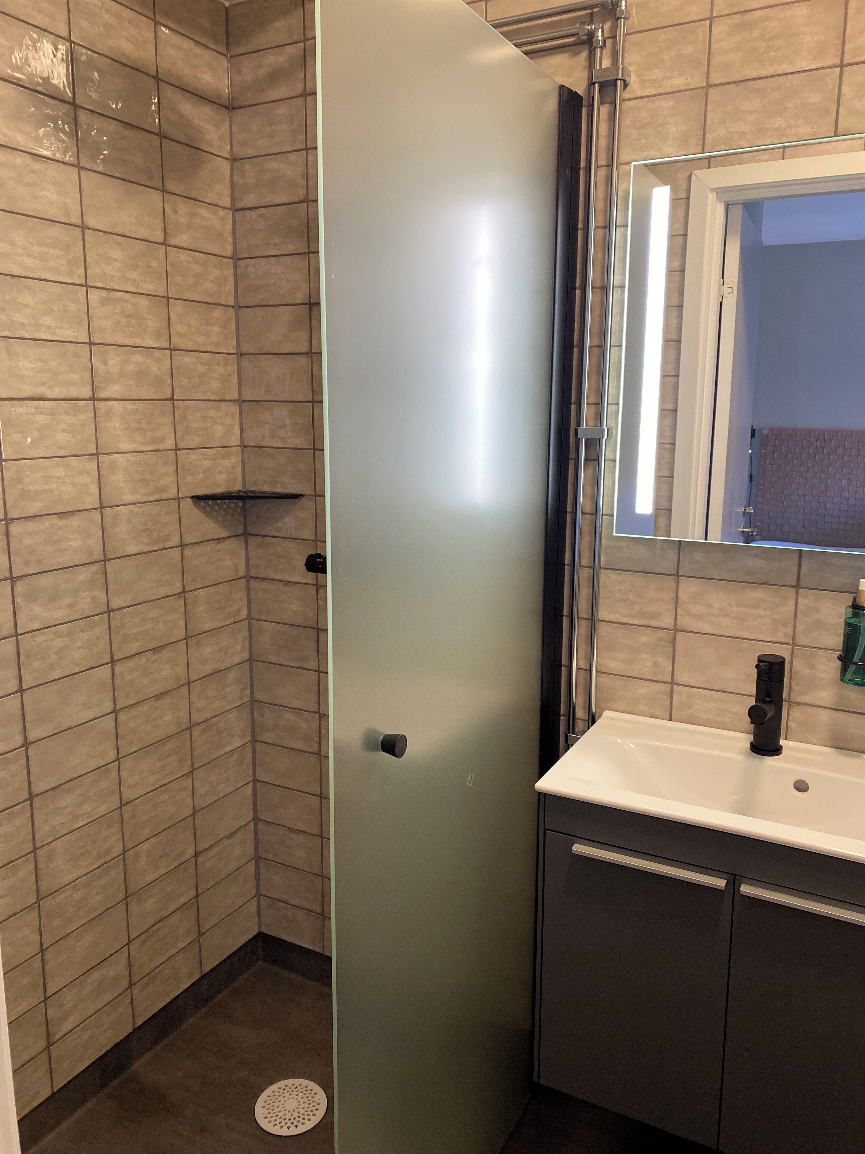 basic double room, 1 double bed | bathroom | shower, hair dryer, towels