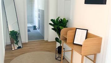 Căn hộ (Premium 4) | Khu phòng khách | TV màn hình phẳng