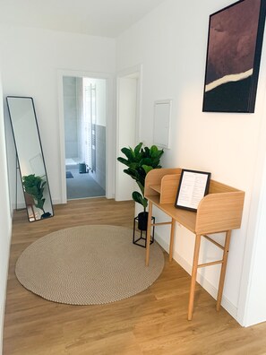 Apartamento (Premium 4) | Zona de estar | Una televisión de pantalla plana