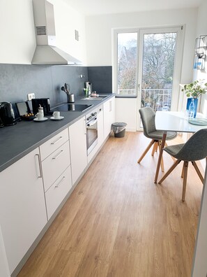 Apartamento Premium | Cocina privada | Frigorífico, horno, placa de cocina y máquina de café espresso