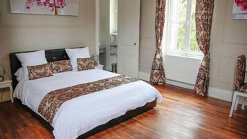 2 bedrooms, iron/ironing board, WiFi