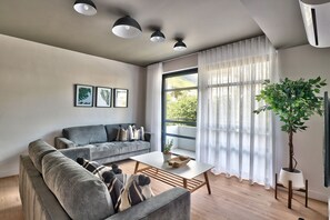 Leilighet – classic | Oppholdsområde | En 32-tommers Flatskjerm-TV med kabel-kanaler samt TV