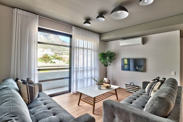 Leilighet – classic | Oppholdsområde | En 32-tommers Flatskjerm-TV med kabel-kanaler samt TV