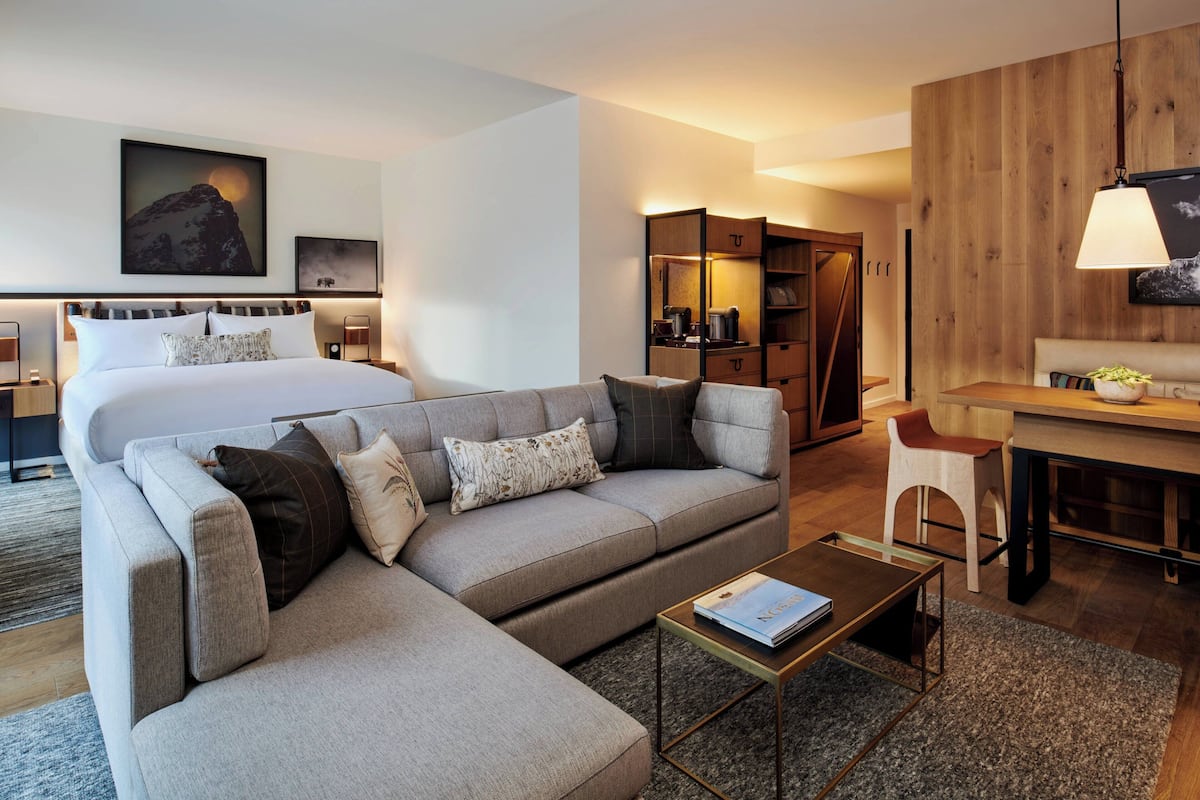 Junior suite, 1 kingsize bed | 1 slaapkamer, luxe beddengoed, donzen dekbedden, een kluis op de kamer