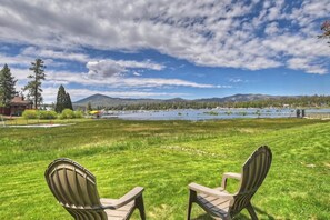 Property grounds - Big Bear Casa by Destination Big Bear : Amazing 3BR/2BA Lakefront Condo, WiFi, Outdoor Heated Spa, FREE Kayak/Bicycle Rental! (Big Bear Lake)