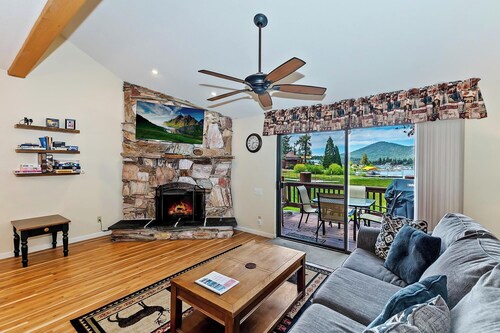 Big Bear Casa by Destination Big Bear : Amazing 3BR/2BA Lakefront Condo, WiFi, Outdoor Heated Spa, FREE Kayak/Bicycle Rental!