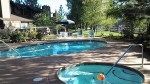 Una piscina con un trampolino e una piccola piscina per bambini.