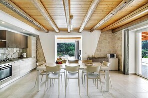 Geschirrspüler, Wasserkocher mit Kaffee-/Teezubehör