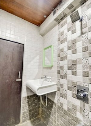 Shower, free toiletries, towels