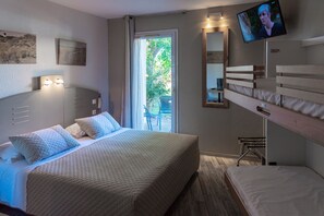 24 bedrooms, in-room safe, iron/ironing board, WiFi - 3* hotel, 24 rooms, sleeps 77, Camargue-Provence (Fourques)