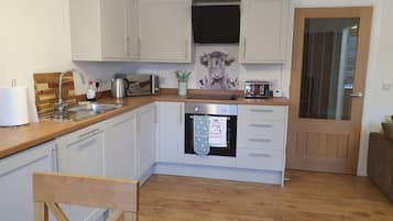 House | Private kitchen | Fridge, microwave, oven, stovetop