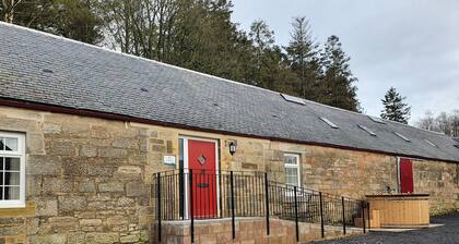 Inviting 2-bed Barn With hot tub Near Muirkirk