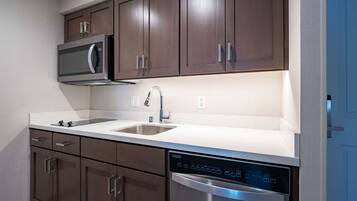 Full-sized fridge, microwave, oven, stovetop