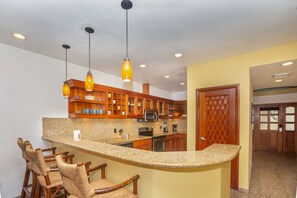 Fridge, microwave, oven, stovetop - Deluxe Condo w/Massive Patio Lawson Rock - Yellow Fish 211 (Roatan)