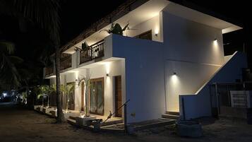 Studio | Luxe beddengoed, een kluis op de kamer, een bureau, een laptopwerkplek