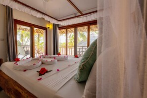 Family Quadruple Room | Premium bedding, in-room safe, desk, laptop workspace - Aluna Paje (Paje)