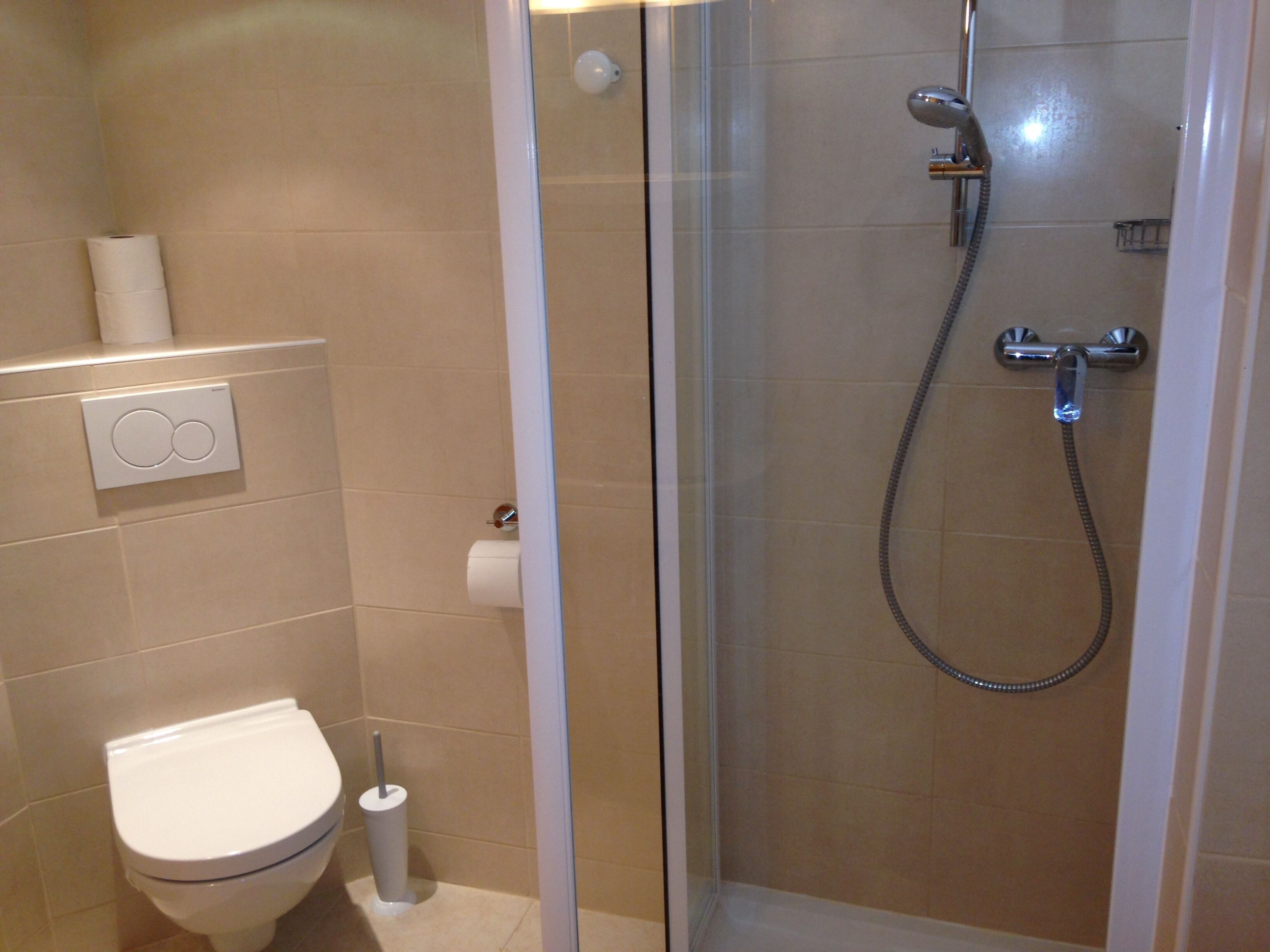 Ensemble douche/baignoire, sèche-cheveux, serviettes fournies, savon