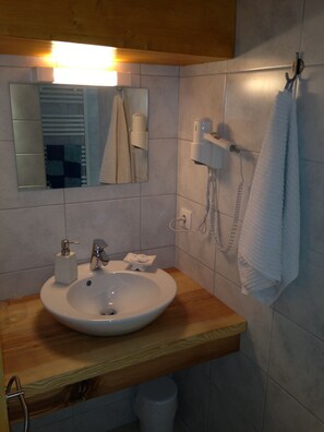 Combined shower/bathtub, hair dryer, towels, soap - Fabulous alpine chalet with jacuzzi, sauna and terrace. (La Chapelle-d'Abondance)