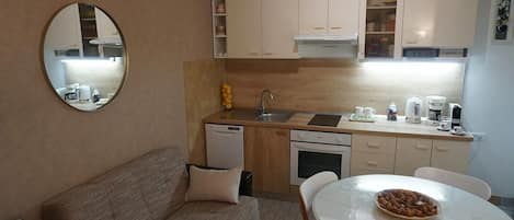 Réfrigérateur, four à micro-ondes, un four, surface de cuisson