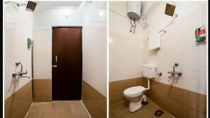 Ein Badezimmer mit Dusche, Toilette und Waschbecken.