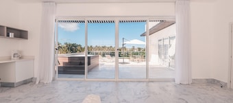 3BR-Penthouse w/ jacuzzi incl at Lake View