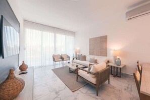 テレビ、書斎 / ワークスペース