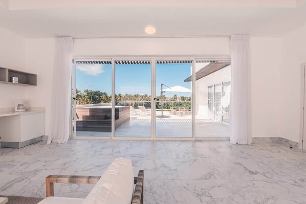 Unclassified image, 1 of 31, button