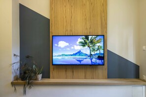 익스클루시브 아파트, 침실 4개, 금연, 파티오 | 거실 공간 | 디지털 채널 시청이 가능한 40인치 평면 TV, TV